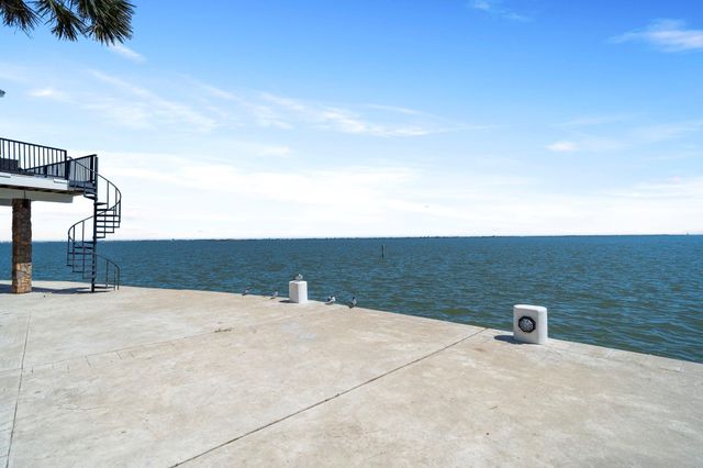 102 Lanai Street, Tiki Island, TX 77554