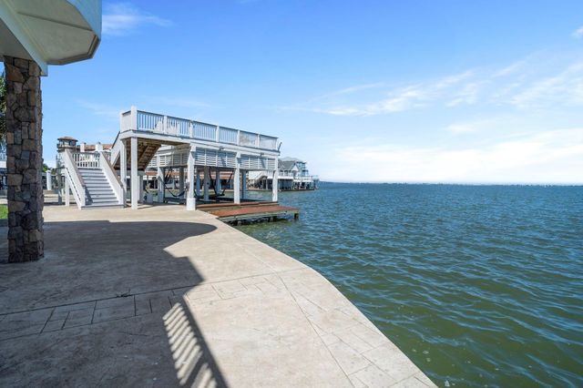 102 Lanai Street, Tiki Island, TX 77554