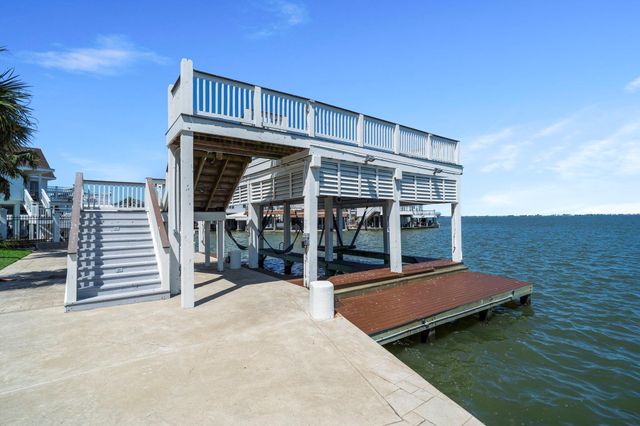 102 Lanai Street, Tiki Island, TX 77554