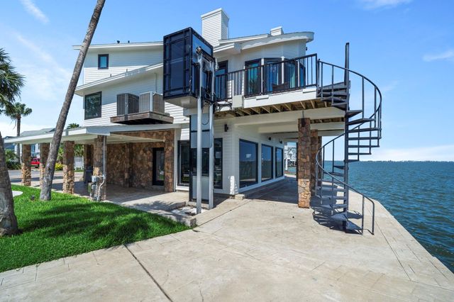 102 Lanai Street, Tiki Island, TX 77554