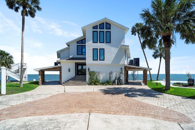 102 Lanai Street, Tiki Island, TX 77554