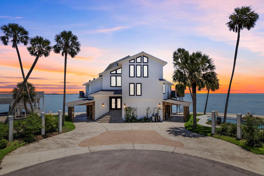 102 Lanai Street, Tiki Island, TX 77554