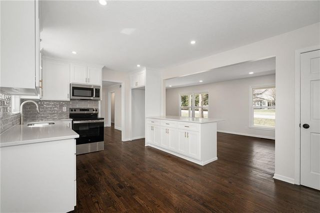 1913 W Dennis Avenue, Olathe, KS 66061