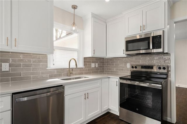 1913 W Dennis Avenue, Olathe, KS 66061