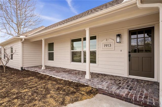 1913 W Dennis Avenue, Olathe, KS 66061