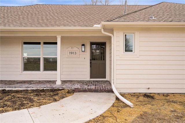 1913 W Dennis Avenue, Olathe, KS 66061