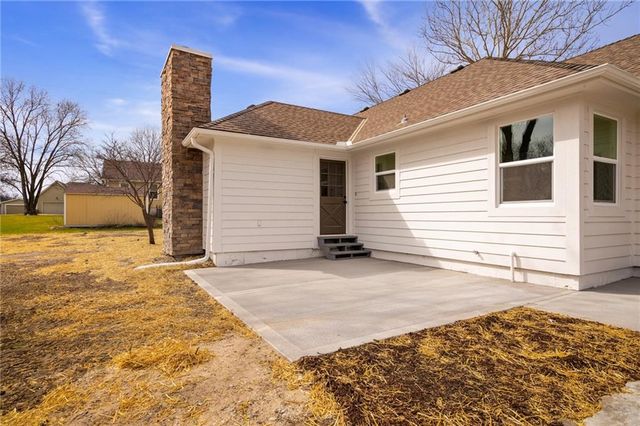 1913 W Dennis Avenue, Olathe, KS 66061