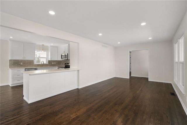 1913 W Dennis Avenue, Olathe, KS 66061