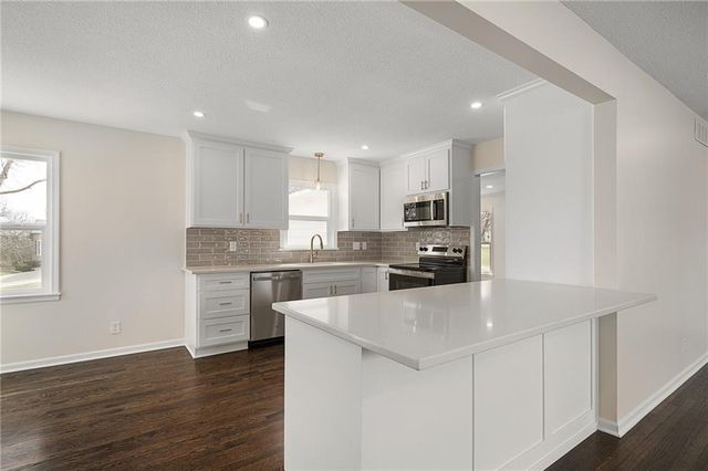 1913 W Dennis Avenue, Olathe, KS 66061