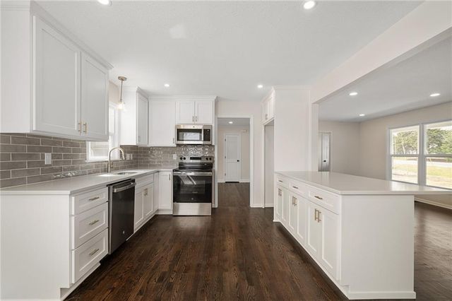 1913 W Dennis Avenue, Olathe, KS 66061