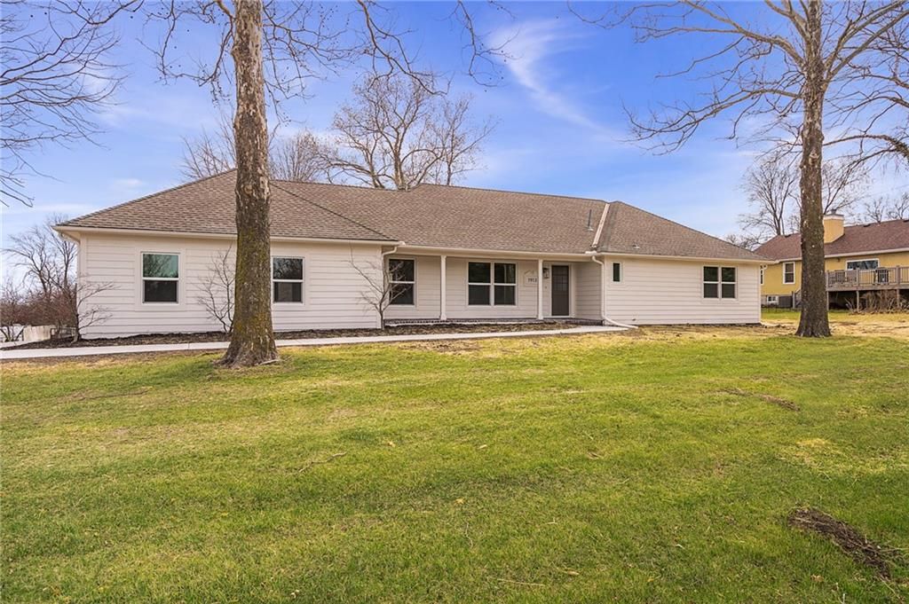 1913 W Dennis Avenue, Olathe, KS 66061