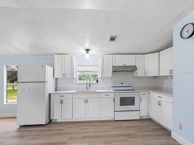 8714 N MEADOWVIEW CIRCLE, Tampa, FL 33625