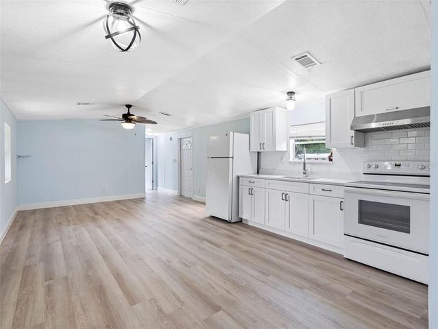 8714 N MEADOWVIEW CIRCLE, Tampa, FL 33625