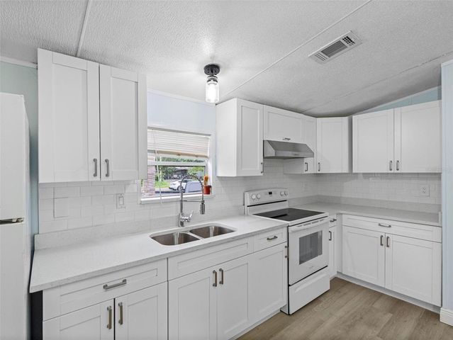 8714 N MEADOWVIEW CIRCLE, Tampa, FL 33625