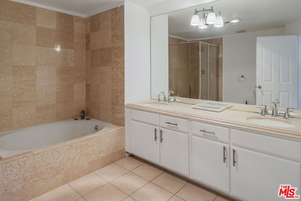 Image 10 of property listing at 930 N Doheny Drive 305, West Hollywood, CA 90069