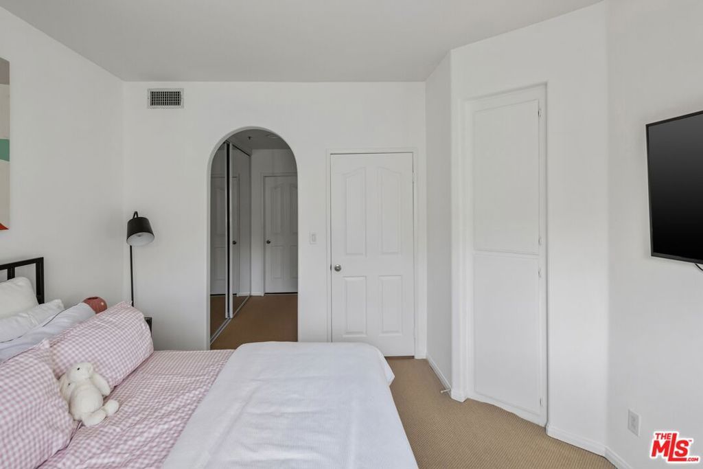 Image 11 of property listing at 930 N Doheny Drive 305, West Hollywood, CA 90069