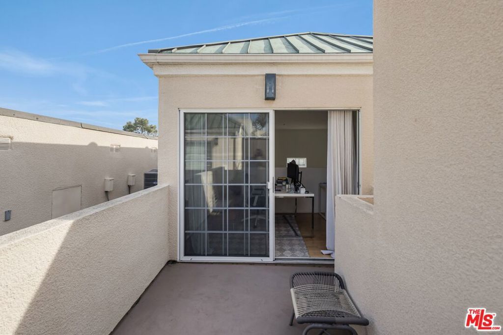 Image 14 of property listing at 930 N Doheny Drive 305, West Hollywood, CA 90069