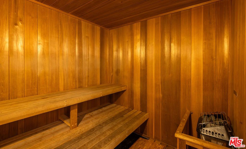 Image 17 of property listing at 930 N Doheny Drive 305, West Hollywood, CA 90069