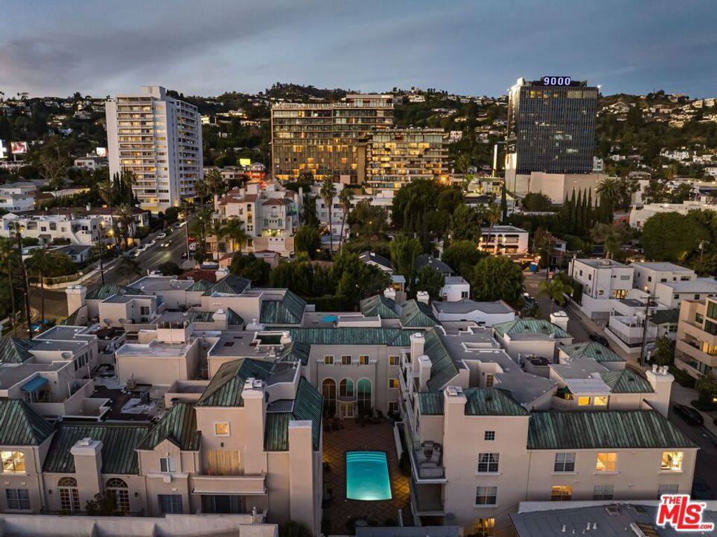 Image 18 of property listing at 930 N Doheny Drive 305, West Hollywood, CA 90069