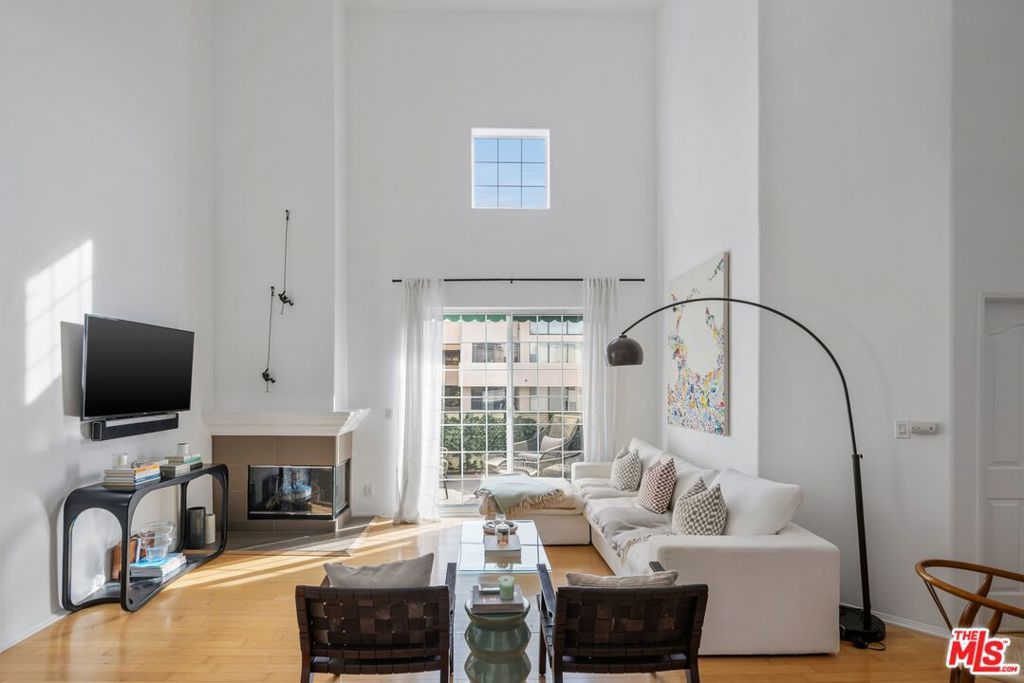 Image 2 of property listing at 930 N Doheny Drive 305, West Hollywood, CA 90069