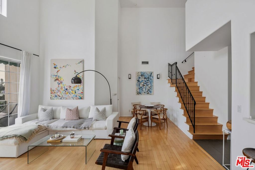 Image 3 of property listing at 930 N Doheny Drive 305, West Hollywood, CA 90069