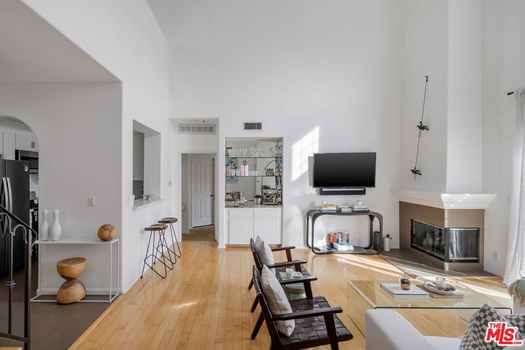 Image 4 of property listing at 930 N Doheny Drive 305, West Hollywood, CA 90069