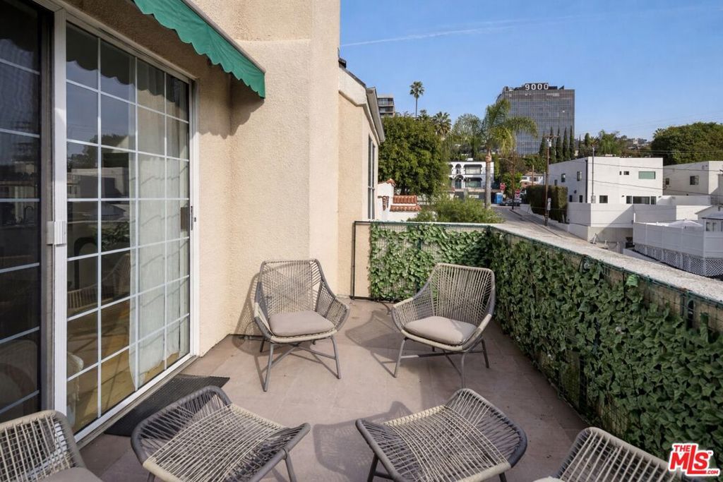 Image 6 of property listing at 930 N Doheny Drive 305, West Hollywood, CA 90069