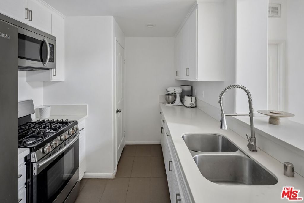 Image 7 of property listing at 930 N Doheny Drive 305, West Hollywood, CA 90069