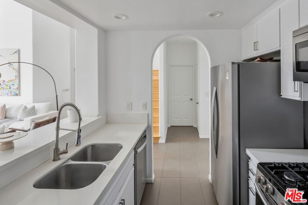 Image 8 of property listing at 930 N Doheny Drive 305, West Hollywood, CA 90069