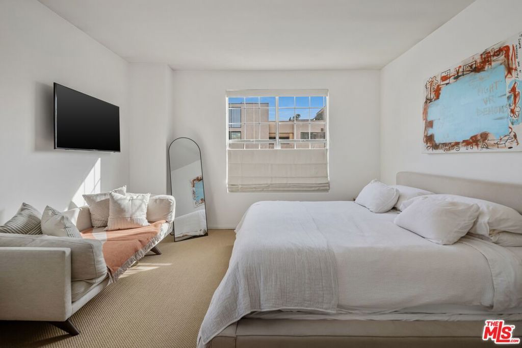 Image 9 of property listing at 930 N Doheny Drive 305, West Hollywood, CA 90069