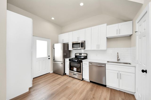 8025 Peachtree Street D, Houston, TX 77016