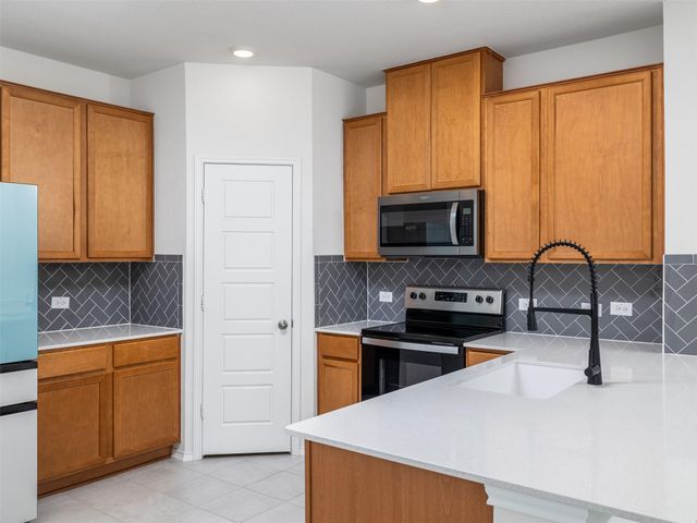 7106 Summer Tanager DR 18, Austin, TX 78744