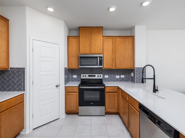 7106 Summer Tanager DR 18, Austin, TX 78744