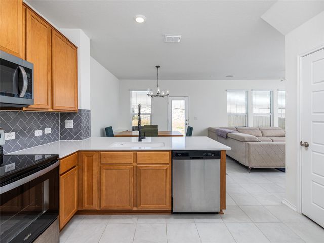 7106 Summer Tanager DR 18, Austin, TX 78744