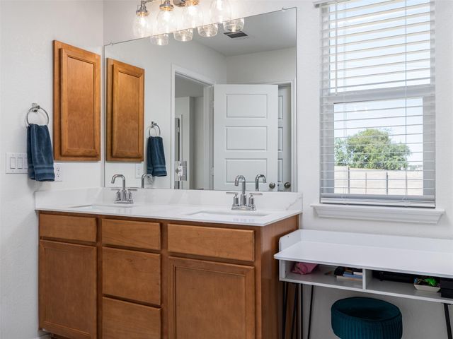 7106 Summer Tanager DR 18, Austin, TX 78744