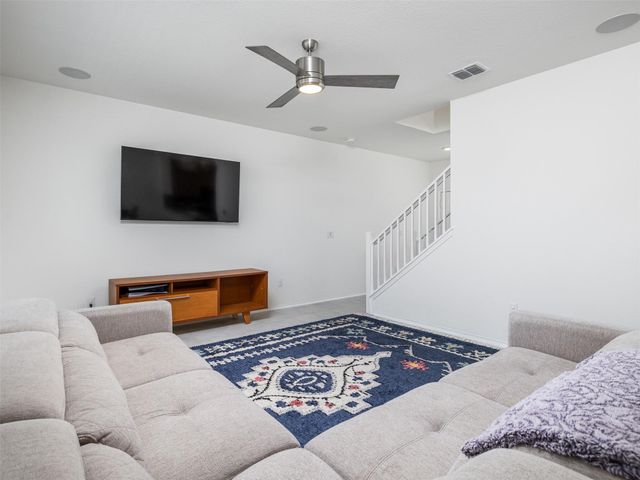 7106 Summer Tanager DR 18, Austin, TX 78744