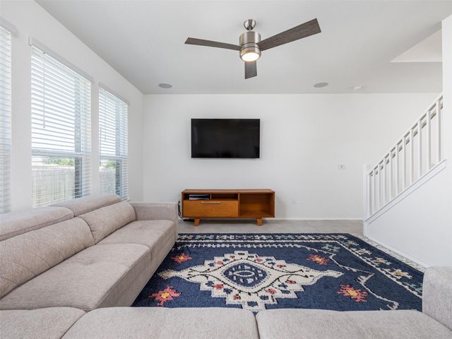7106 Summer Tanager DR 18, Austin, TX 78744