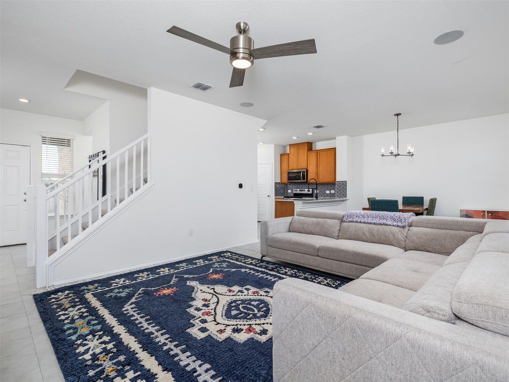 7106 Summer Tanager DR 18, Austin, TX 78744