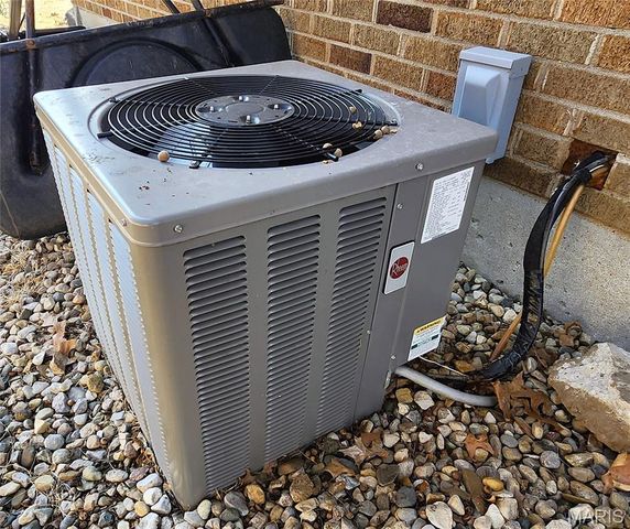 2415 WOODLAWN Avenue, Granite City, IL 62040