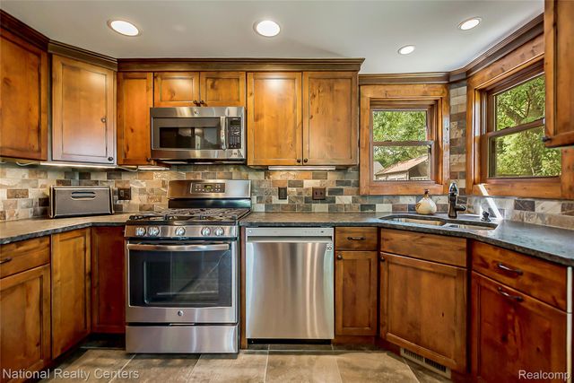 3847 Jackson Boulevard, White Lake Charter Township, MI 48383