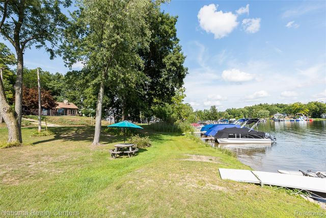 3847 Jackson Boulevard, White Lake Charter Township, MI 48383