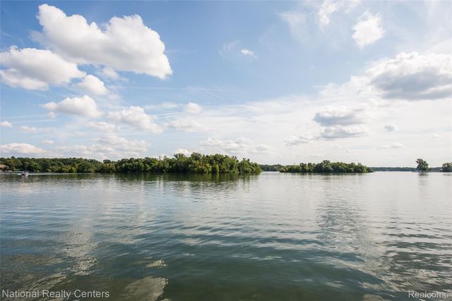 3847 Jackson Boulevard, White Lake Charter Township, MI 48383