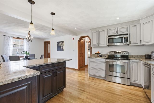 3 Juniper St, Burlington, MA 01803