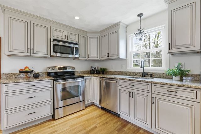 3 Juniper St, Burlington, MA 01803