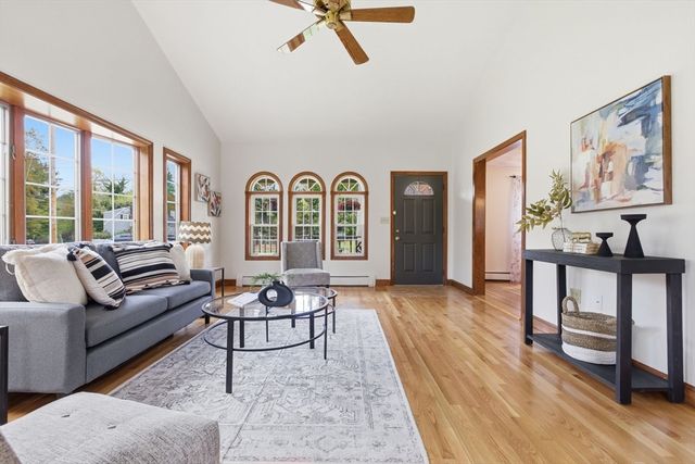 3 Juniper St, Burlington, MA 01803