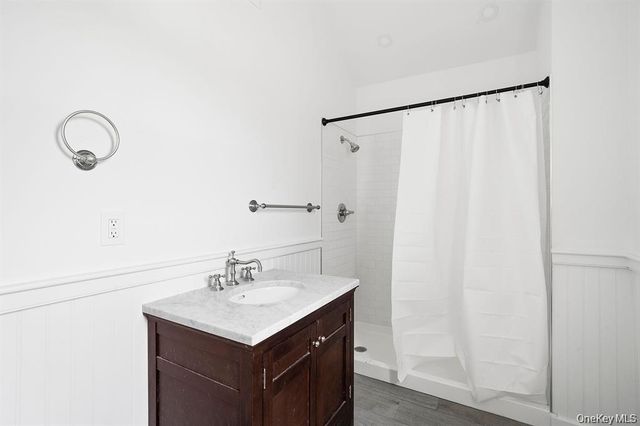 35 c Gardners Lane Main House, Hampton Bays, NY 11946