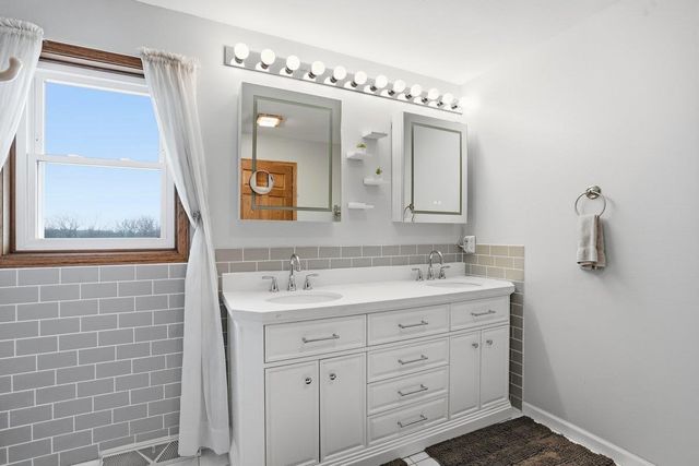 3630 T Bird Way, Cottage Grove, WI 53527