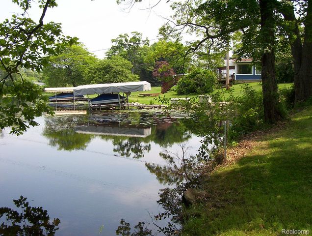 3306 Indianview Drive, Waterford Charter Township, MI 48329