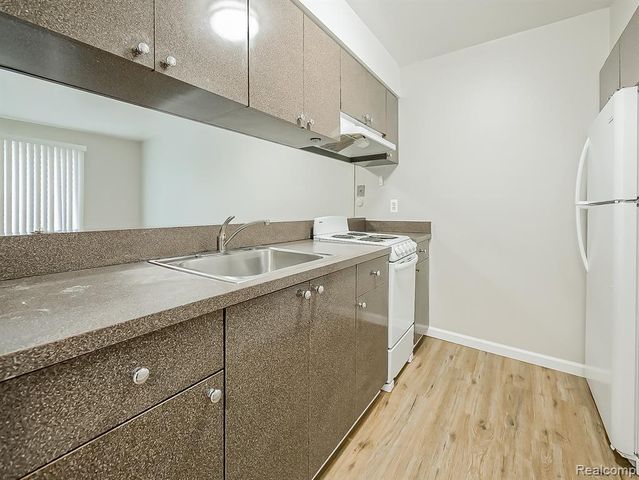 1490 Nancywood Drive 11, Waterford, MI 48327