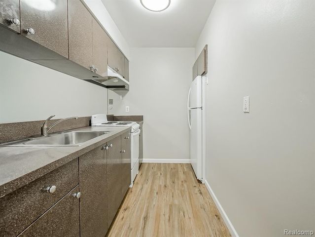 1490 Nancywood Drive 11, Waterford, MI 48327